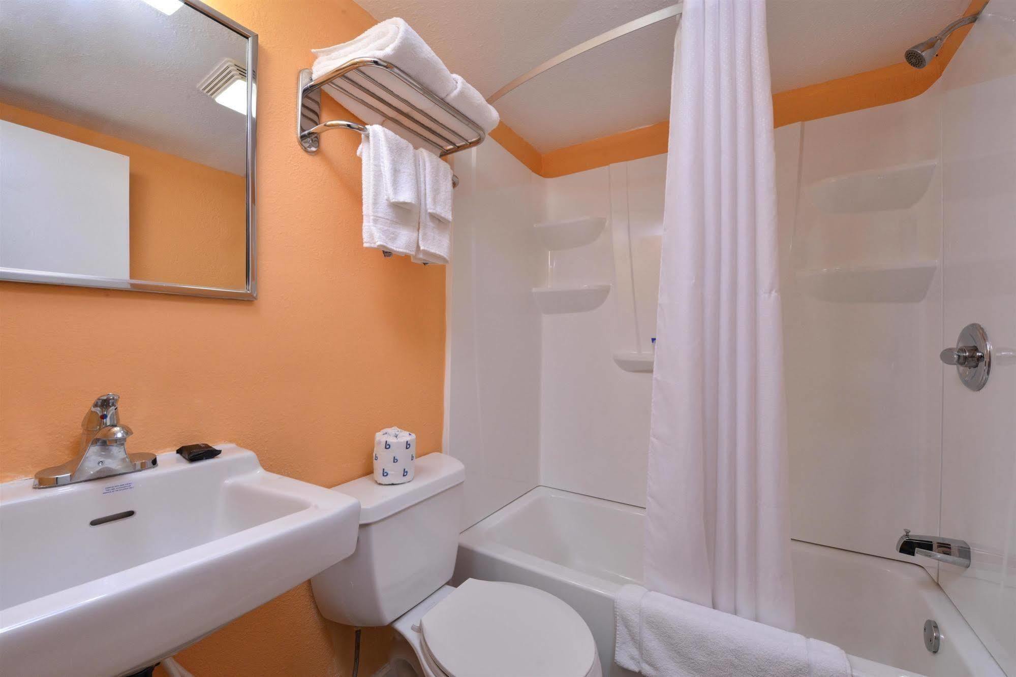Media Inn & Suites Dış mekan fotoğraf